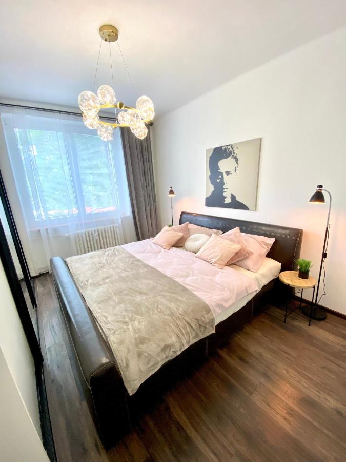 James Dean Apartment - Next To Nivy Bus Station & Mall براتسيلافا المظهر الخارجي الصورة