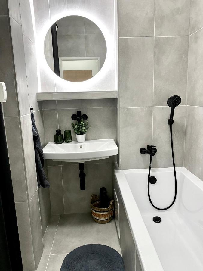 James Dean Apartment - Next To Nivy Bus Station & Mall براتسيلافا المظهر الخارجي الصورة