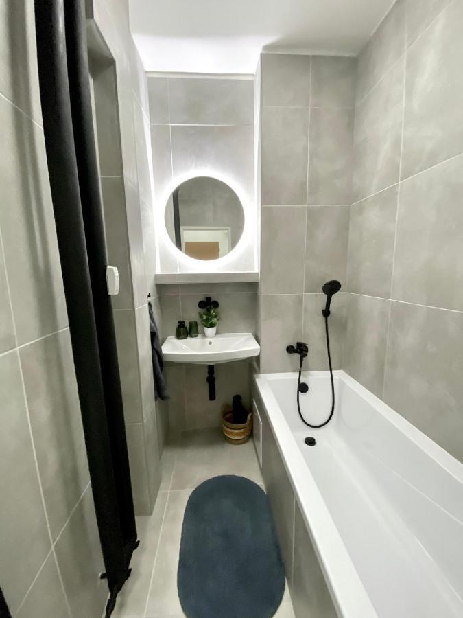 James Dean Apartment - Next To Nivy Bus Station & Mall براتسيلافا المظهر الخارجي الصورة