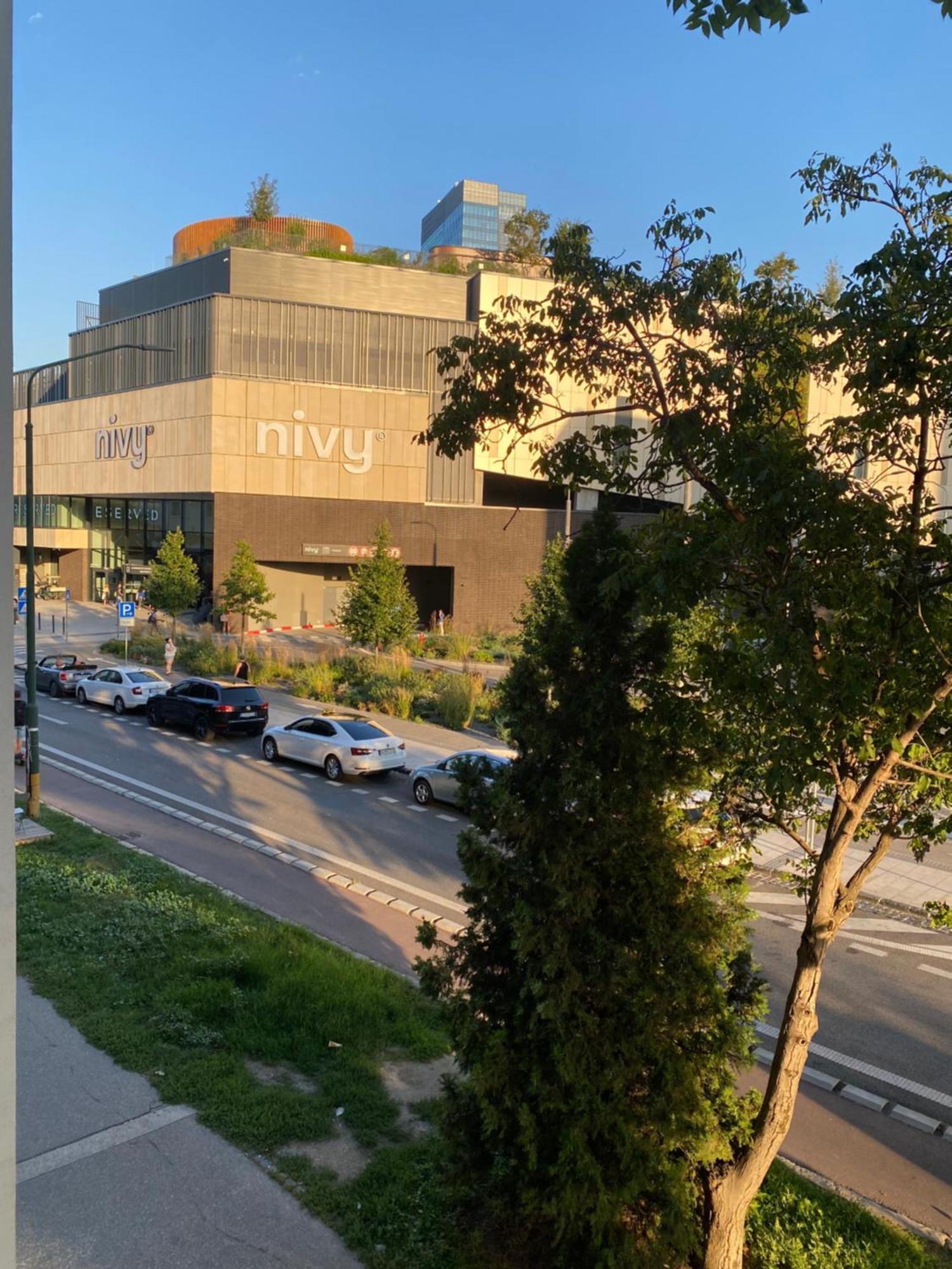 James Dean Apartment - Next To Nivy Bus Station & Mall براتسيلافا المظهر الخارجي الصورة